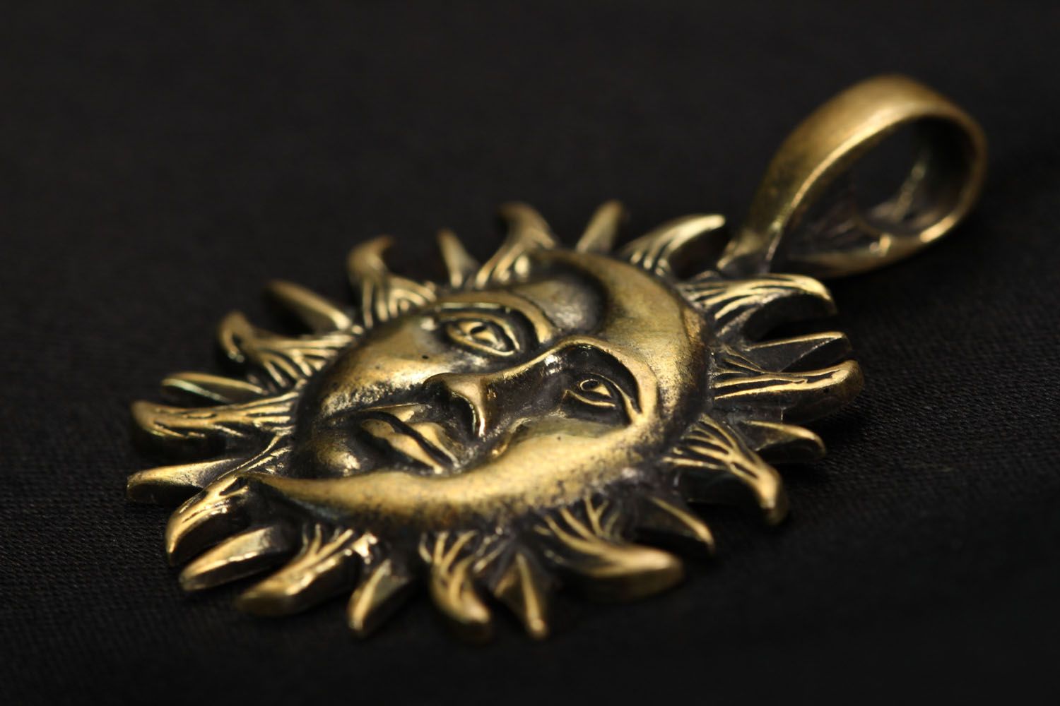Pingente de bronze feito à mão Sol-Lua foto 2