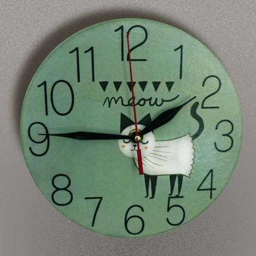 Horloge faite main décoration originale technique de serviettage Chat en robe photo 1