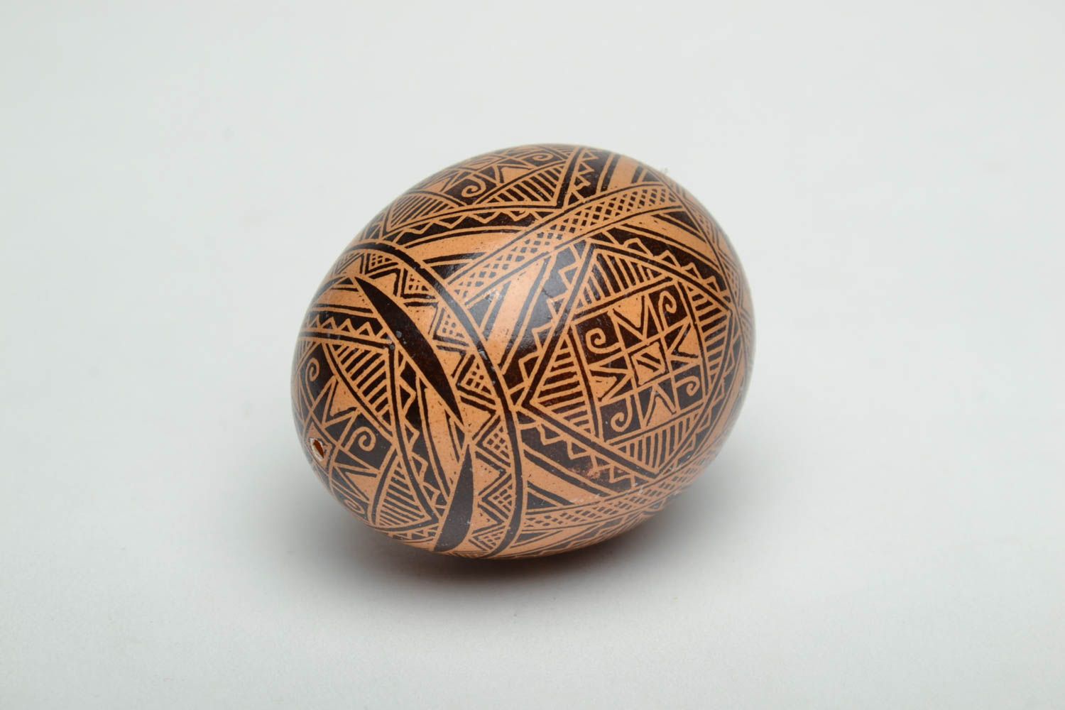 Joli œuf de Pâques peint avec ornement fait main style ethnique décoration  photo 4