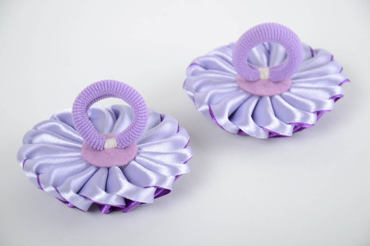 Ensemble d'élastiques à cheveux en satin faits main 2 pièces Fleurs blanc violet photo 3