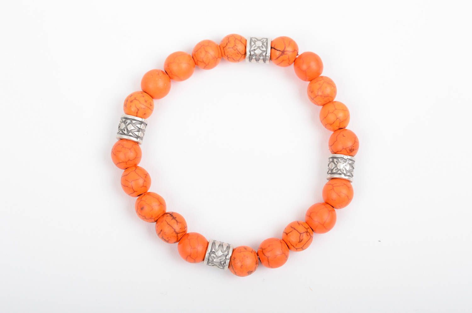 Bracelet orange en pierres naturelles fait main avec éléments métalliques photo 1