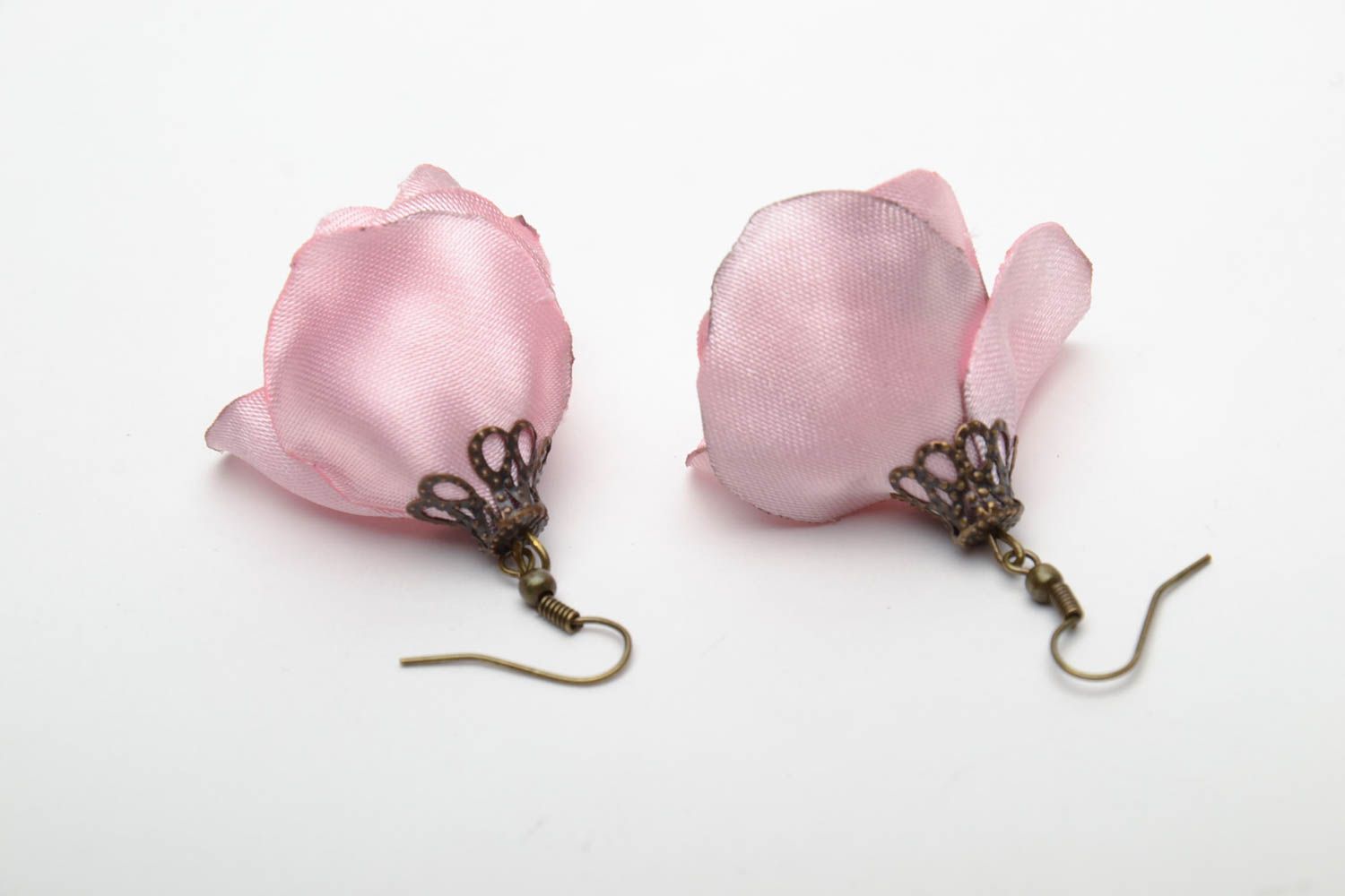 Pendientes artesanales con forma de flores de cintas de raso foto 5