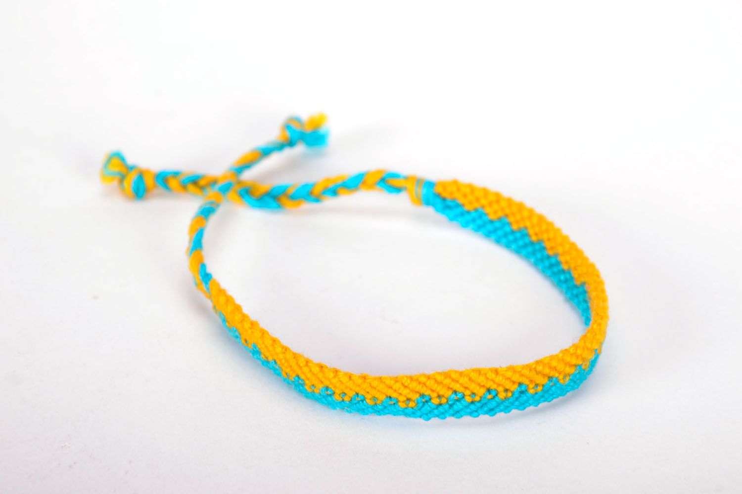 Bracelet tressé en fils jaunes et bleus photo 3