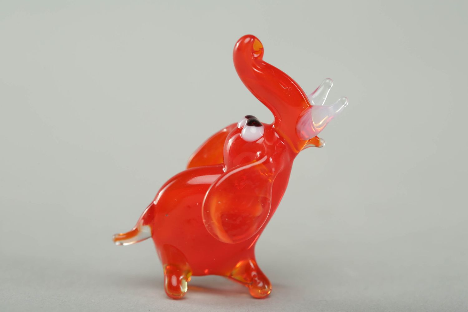 Стеклянная фигурка красного слона в технике лэмпворк фото 3