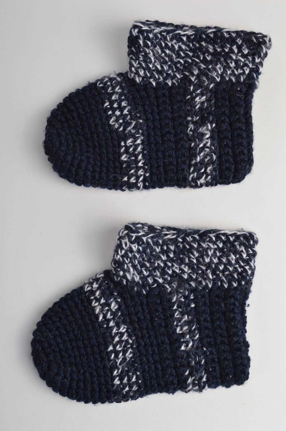 Chaussons bébé fait main Pantoufles tricot bleu foncé chauds Vêtement bébé photo 3