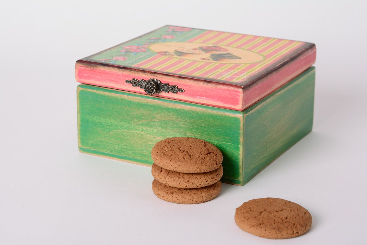 Boîte rectangulaire à biscuits serviettage style rétro avec couvercle fait main photo 1