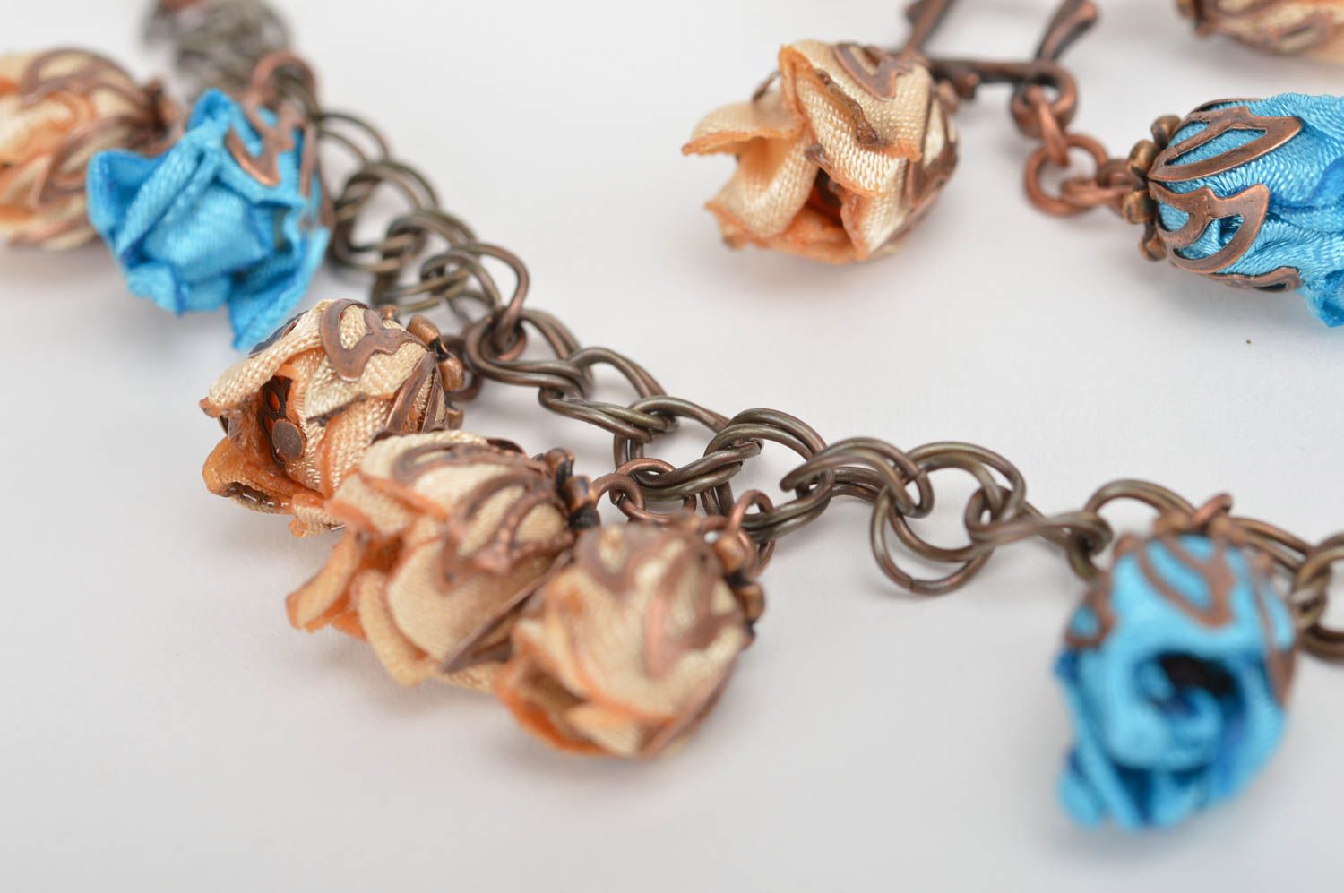Parure bijoux Bracelet fait main Boucles d'oreilles pendantes fleurs beige bleu photo 2