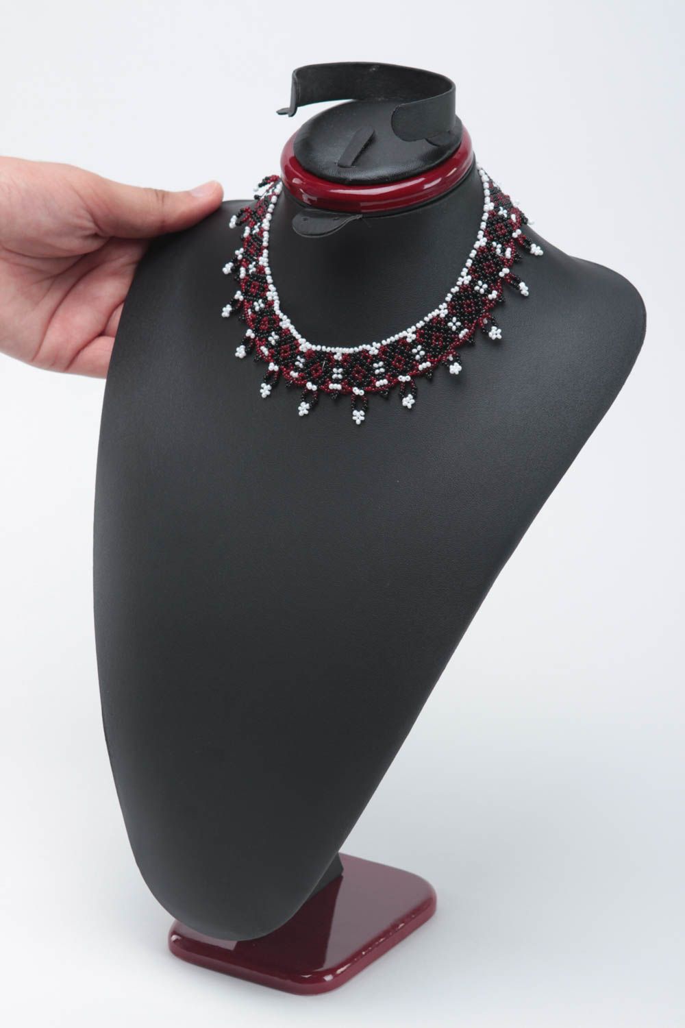 Collier perles de rocaille Bijou fait main rouge blanc noir Cadeau femme photo 5