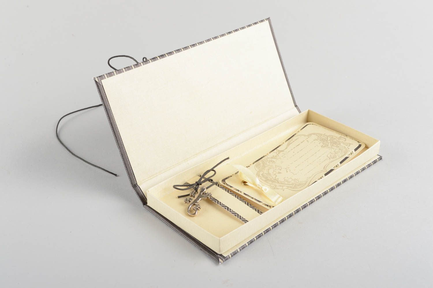 Коробка для денег ручной работы из бумаги для скрапбукинга красивая полосатая фото 3