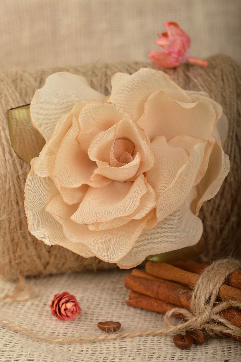 Broche artesanal pinza de pelo de tela en técnica kanzashi Rosa de color beige foto 1