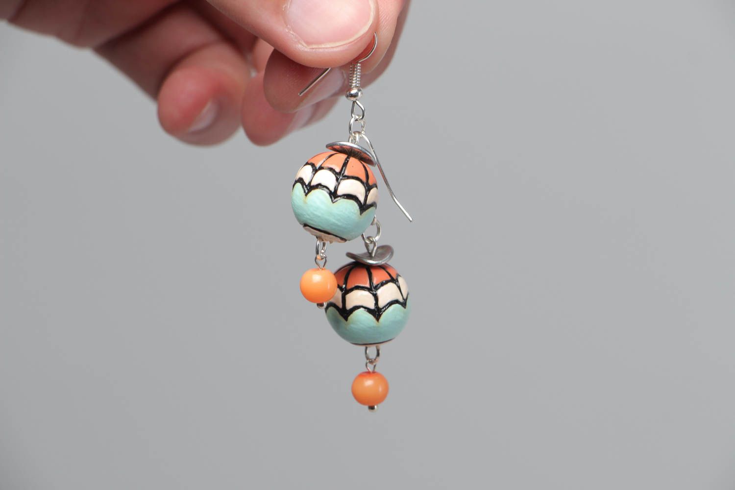 Boucles d'oreilles avec perles en bois multicolores peintes faites main photo 5