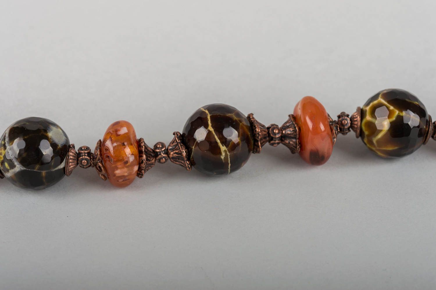 Оригинальный женский браслет из латуни с натуральным камнем ручной работы фото 5