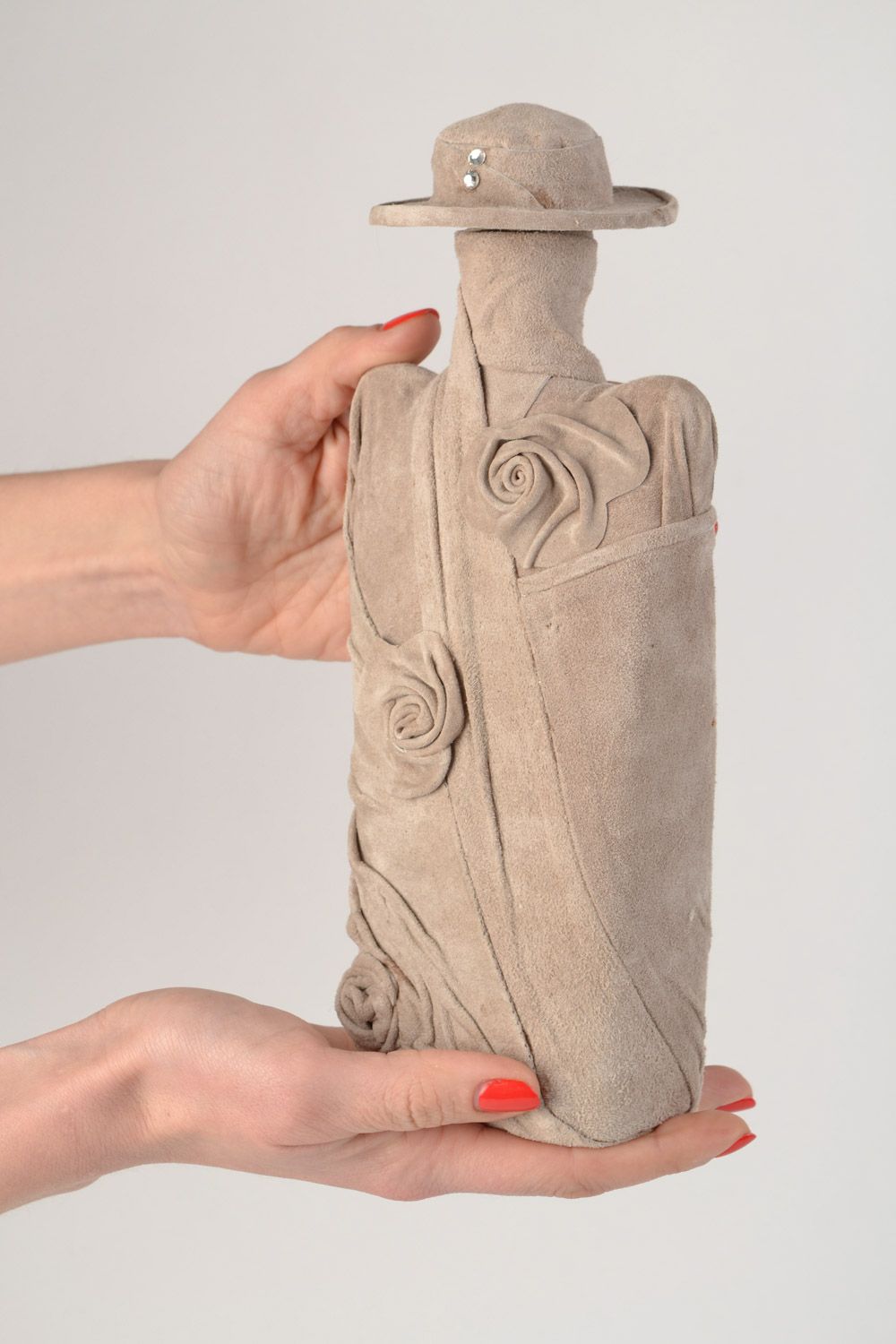 Глиняная подарочная бутылка для алкоголя декорированная замшей серая ручной работы фото 2