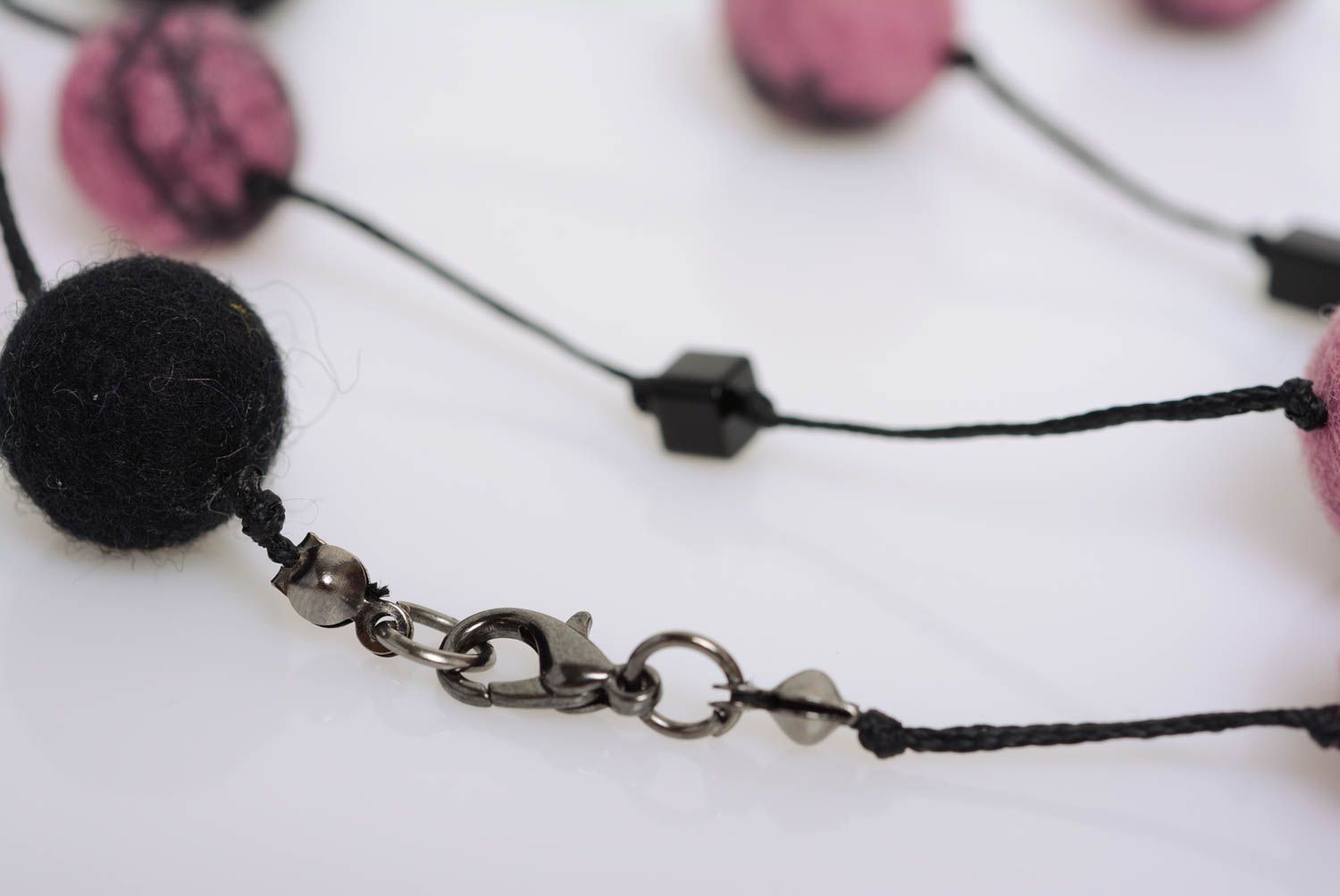 Collier en perles de laine feutrée fait main rose-noir long design original photo 5