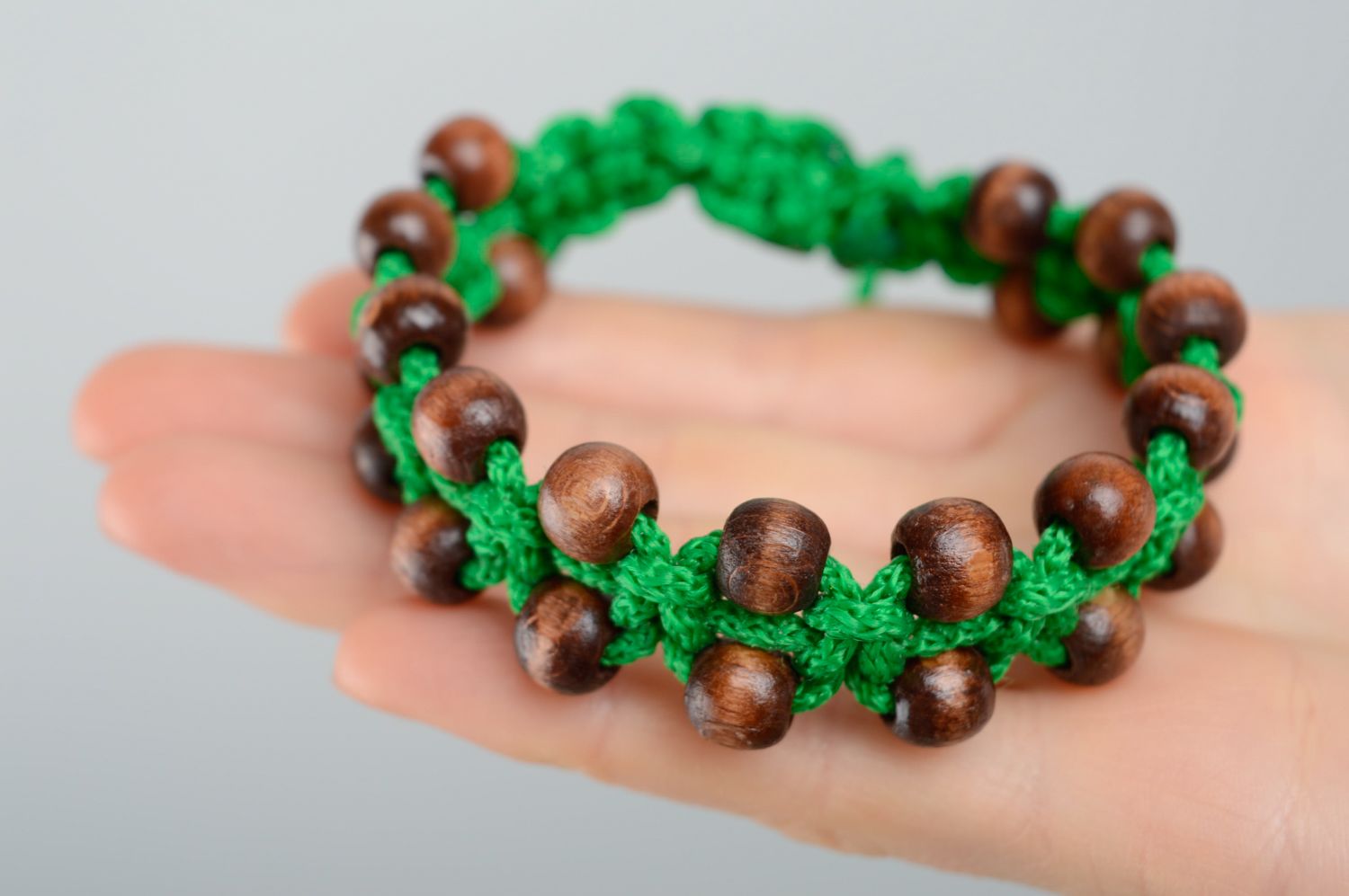 Bracelet en cordon tressé étroit vert et brun avec perles en bois fait main photo 3