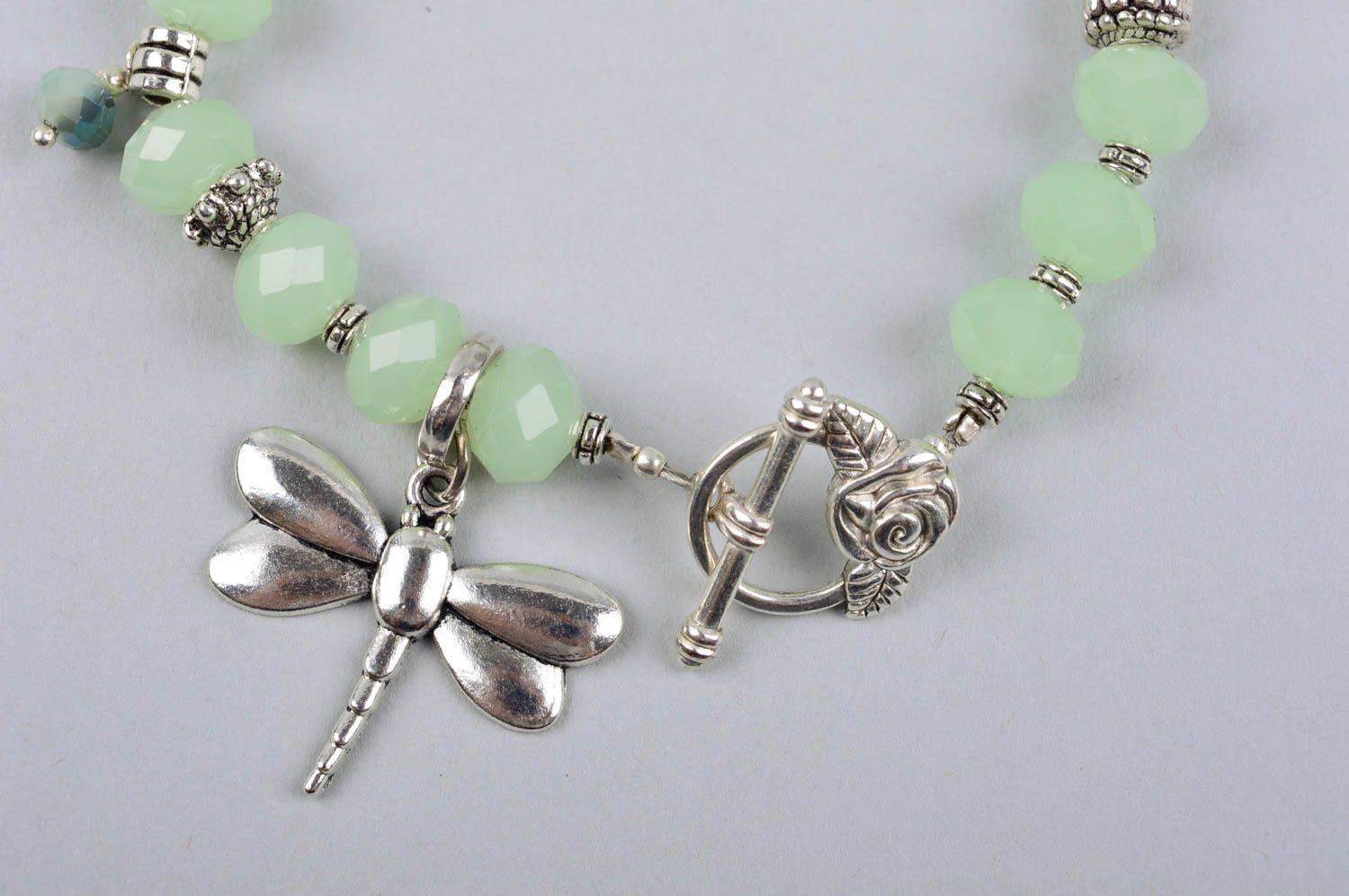 Bracelet cristaux vert pâle Bijou fait main avec libellule Cadeau pour femme photo 5