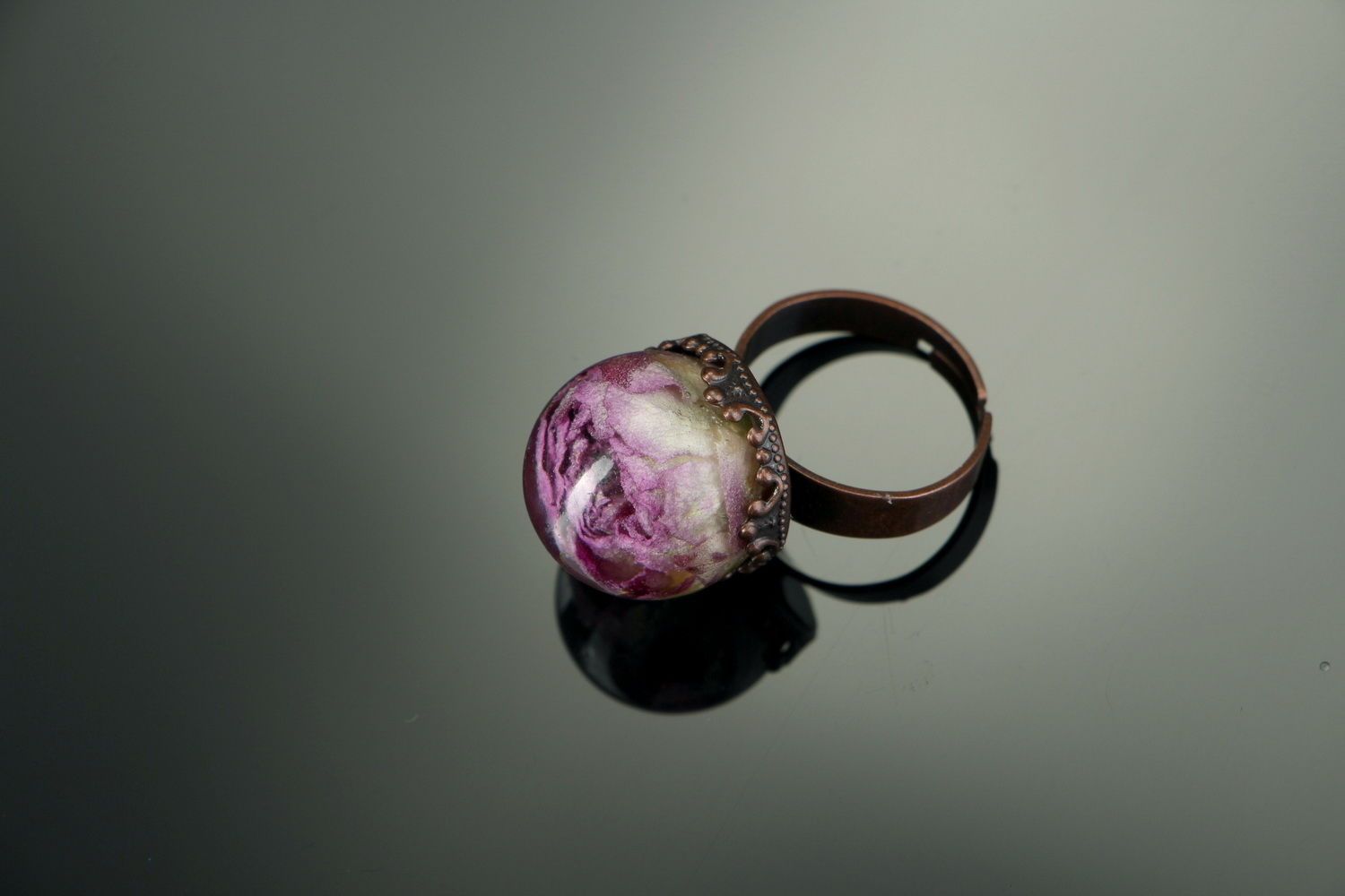 Кольцо из эпоксидной смолы с розой  фото 3
