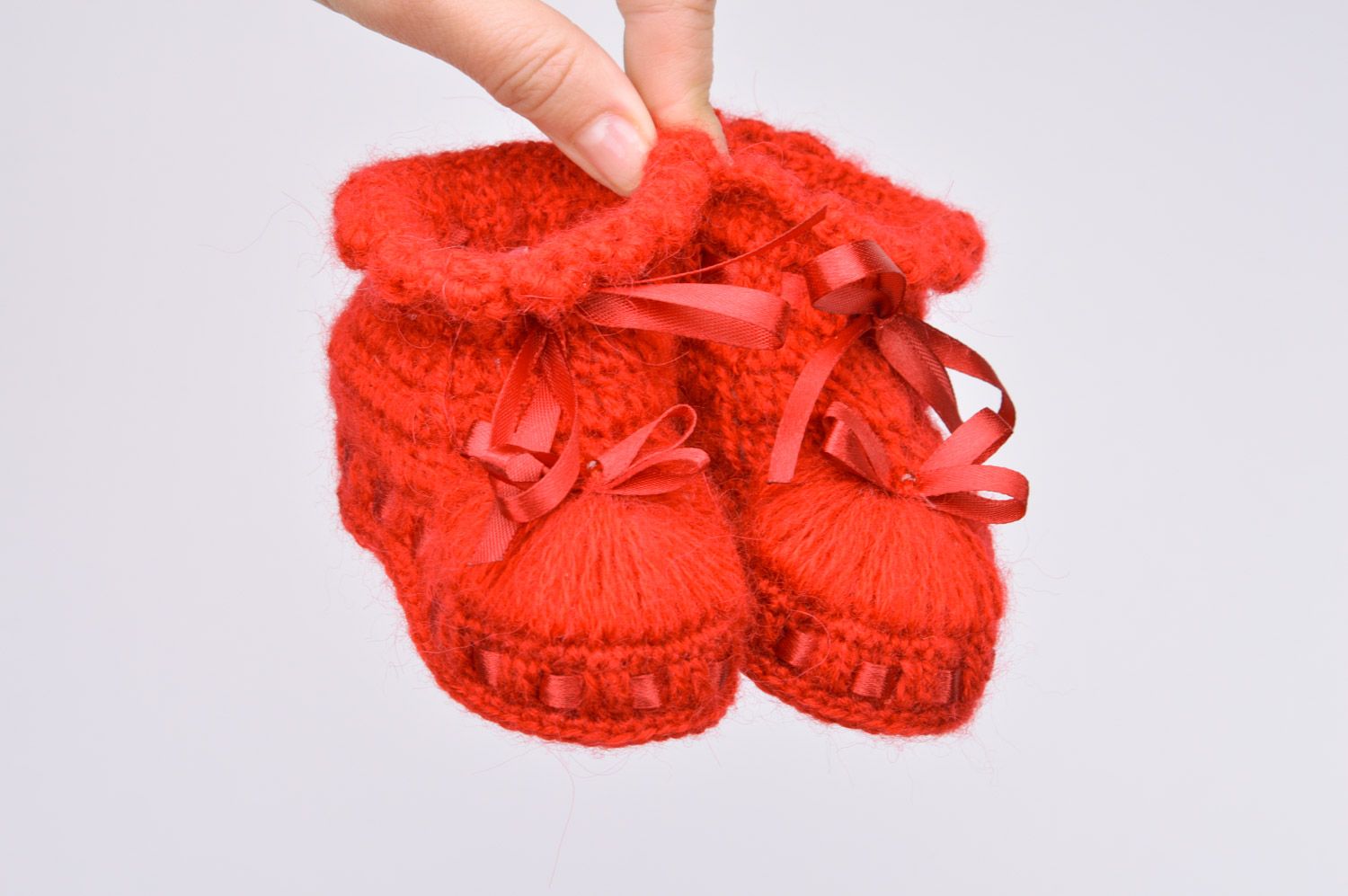 Sommerliche handgemachte Babyschuhe gehäkelt für Mädchen rot mit Atlasbändern  foto 3