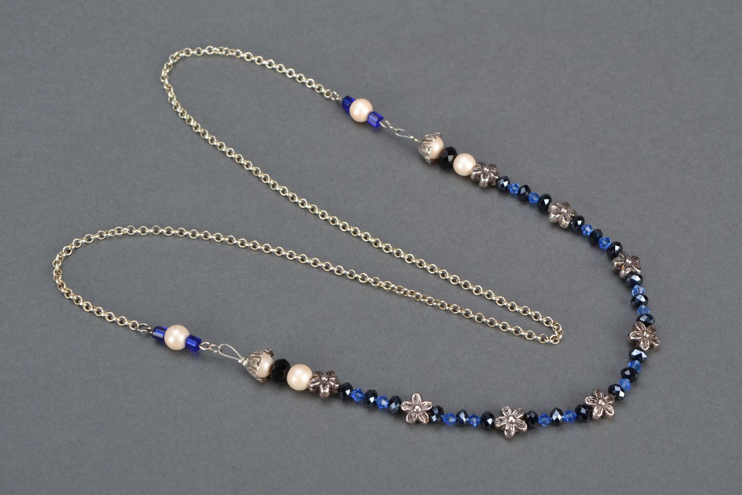 Schöne Halskette aus Perlen foto 2