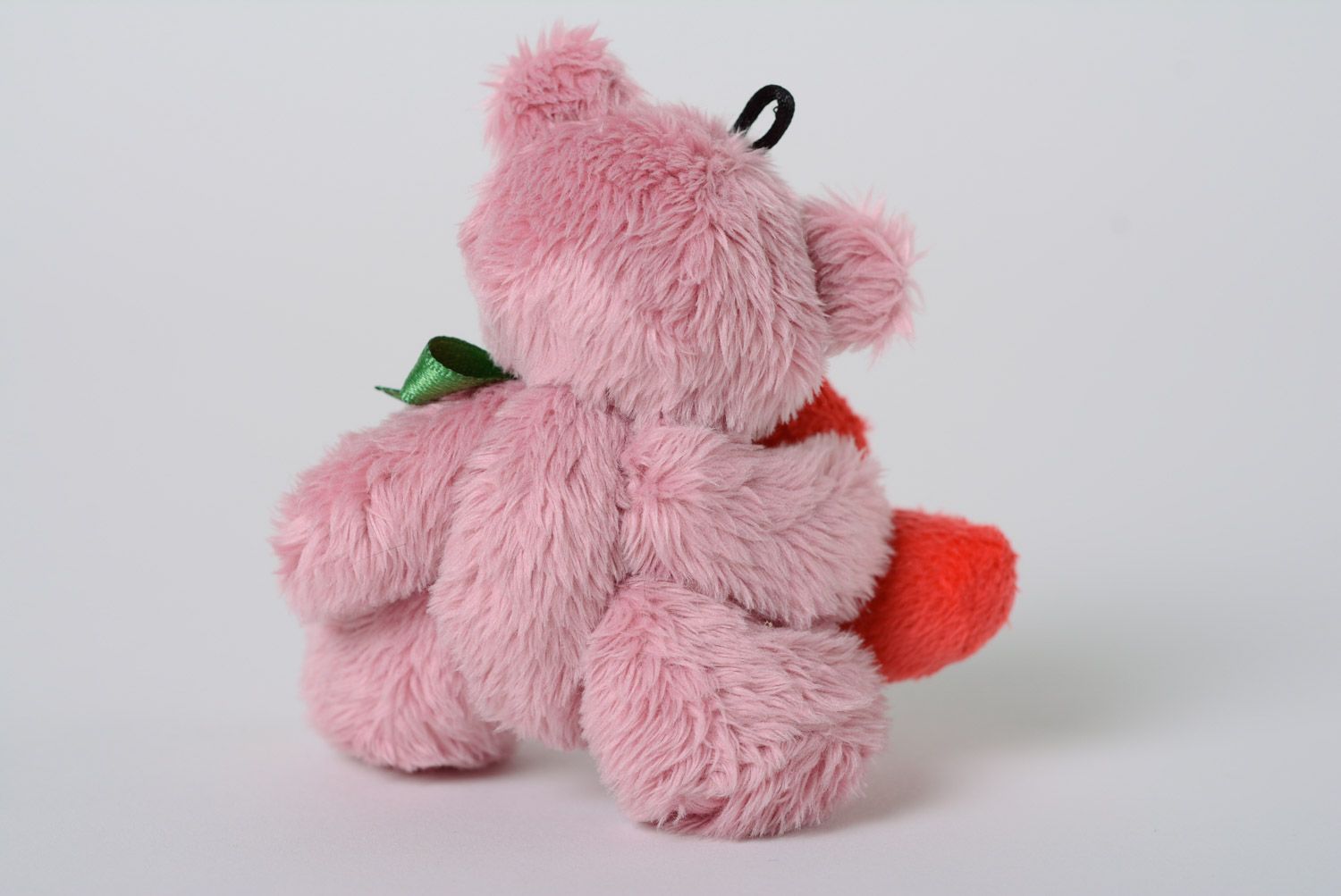 Авторский брелок-игрушка для ключей ручной работы из розового плюша и атласной ленты фото 5
