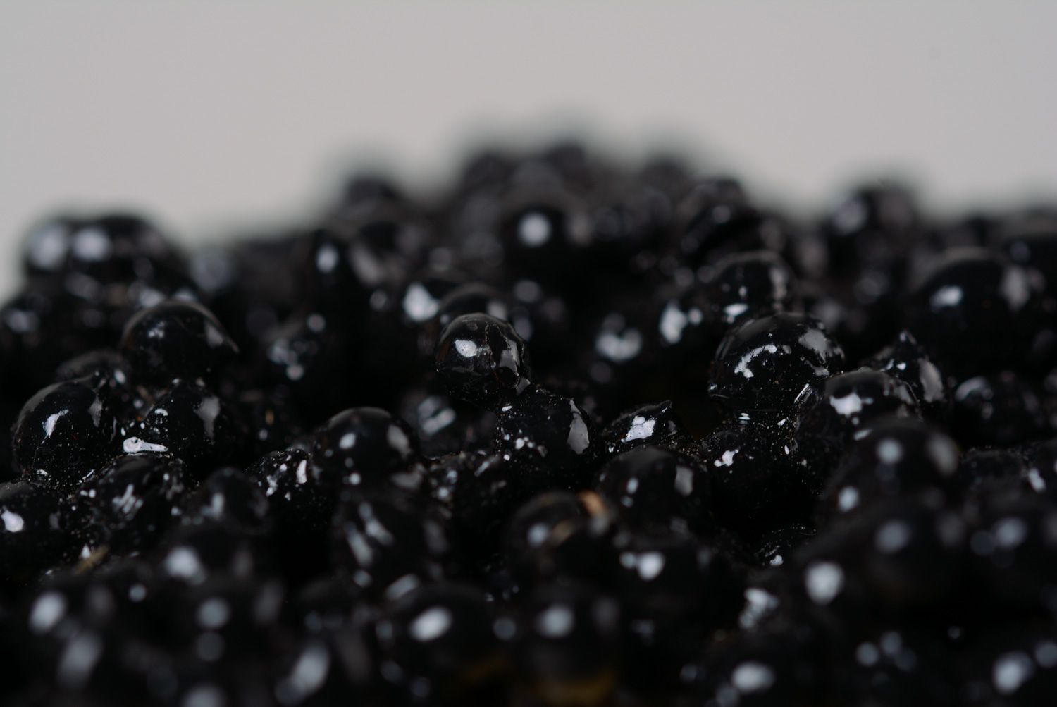 Imán para la nevera hecho de arcilla polimérica con forma de bocadillo con caviar  foto 4