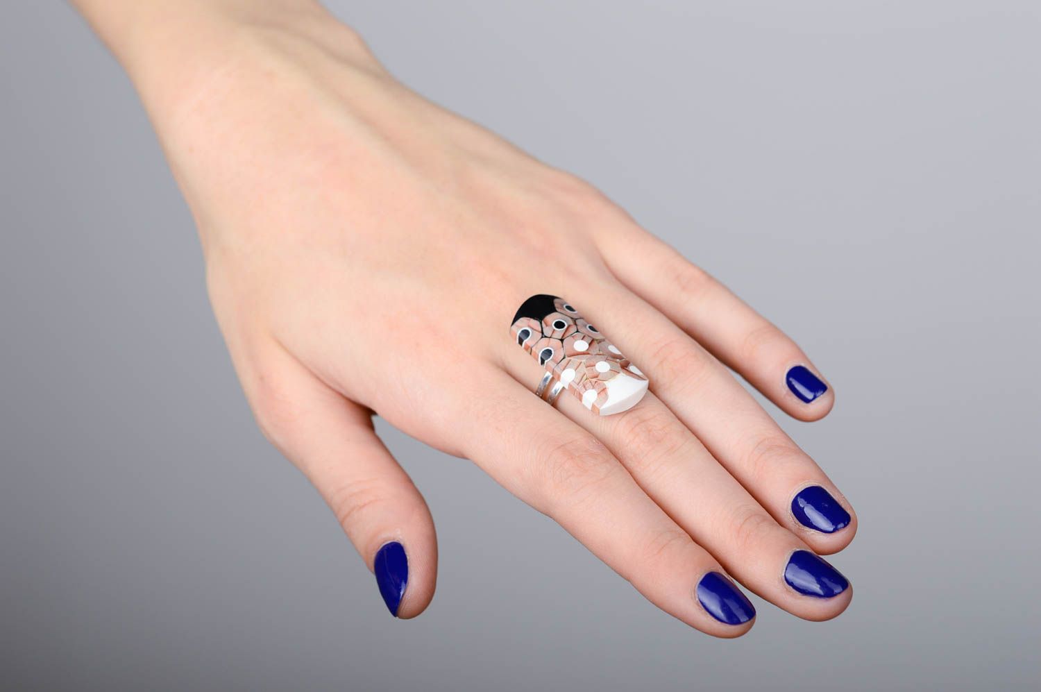 Перстень ручной работы кольцо из карандашей белое удлиненное стильное кольцо фото 2