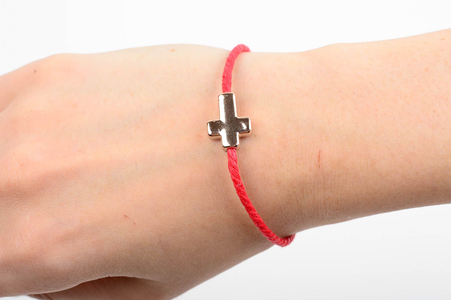 Bracelet rouge tressé de fils fin avec croix en plastique accessoire fait main photo 3
