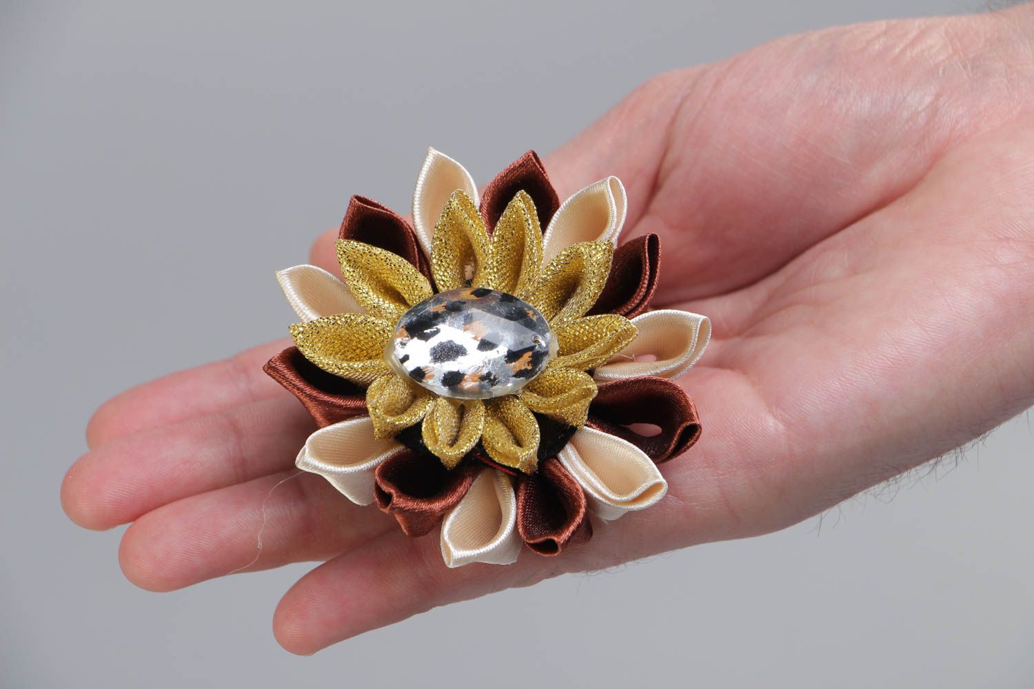 Brauner Haargummi mit Blume aus Atlasbändern Kanzashi Technik handmade foto 5