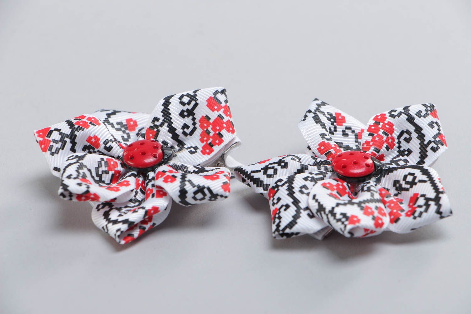 Set of handmade satin ribbon flower hair clips 2 pieces white and red photo 3