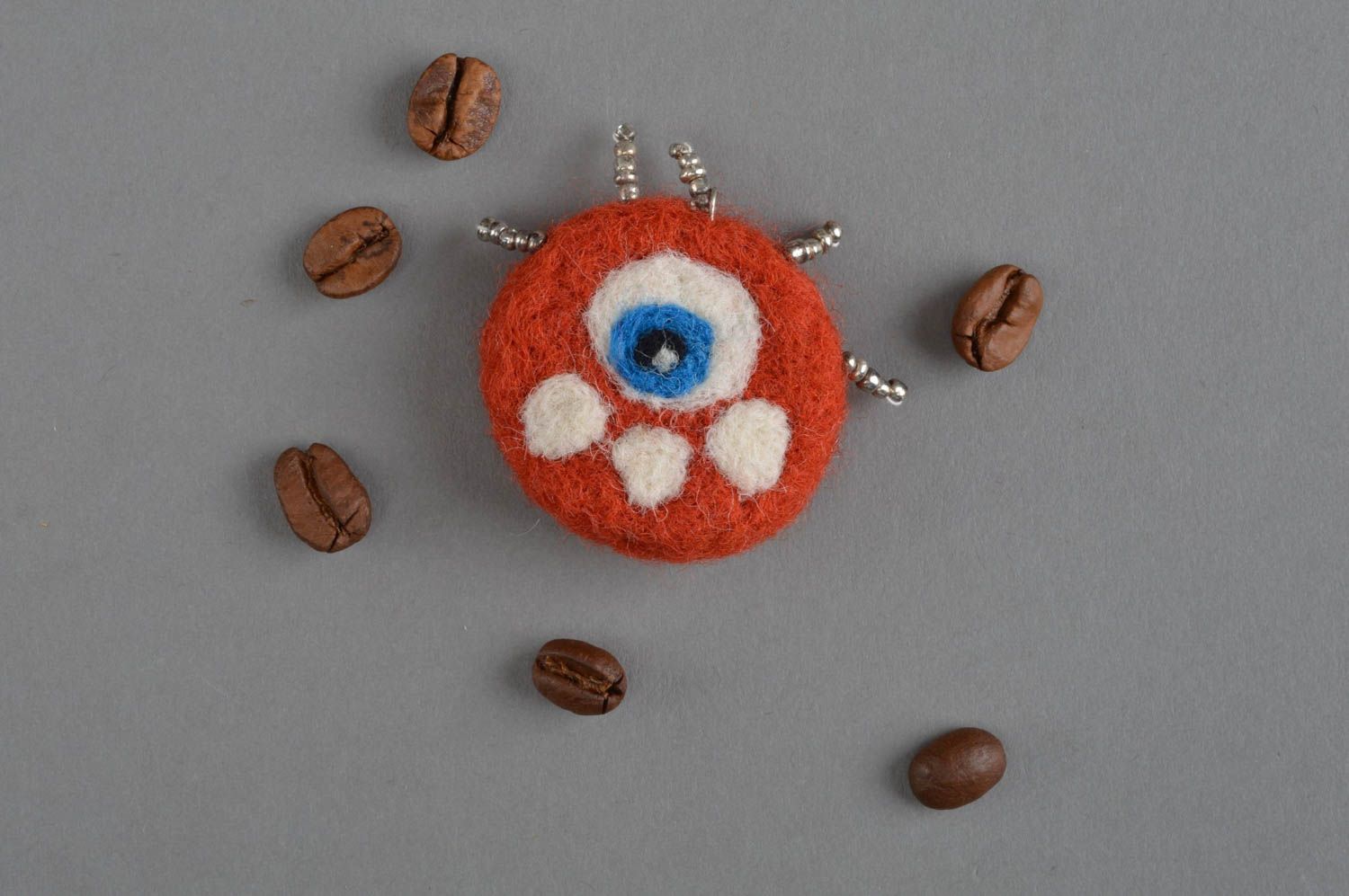 Petit jouet mou rond rouge fait main en laine technique de feutrage décoration photo 1