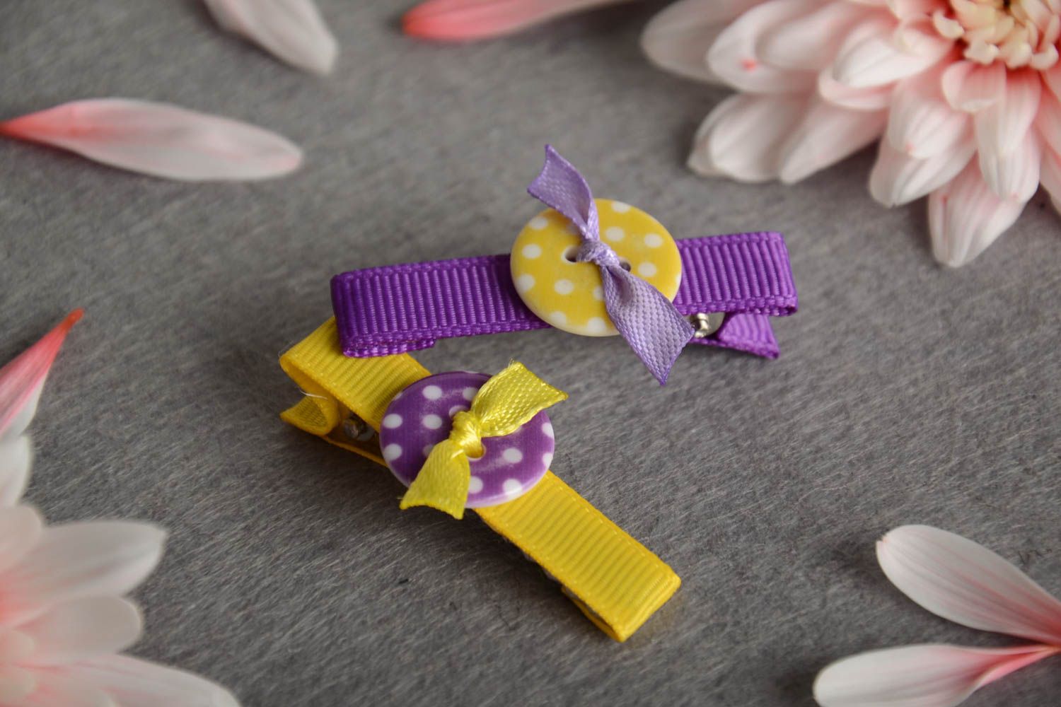 Haarspangen Set aus Ripsbändern mit Knopf 2 Stück für Mädchen Handarbeit foto 5