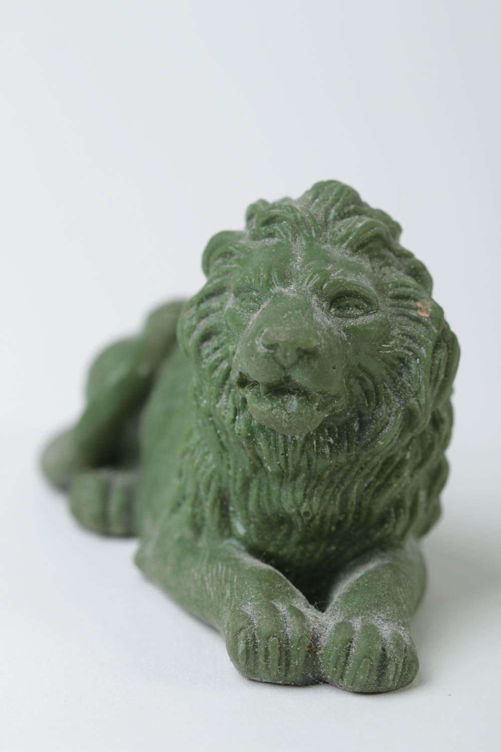 Статуэтка из полимерной смолы нэцкэ лев маленькая ручной работы зеленая  фото 2