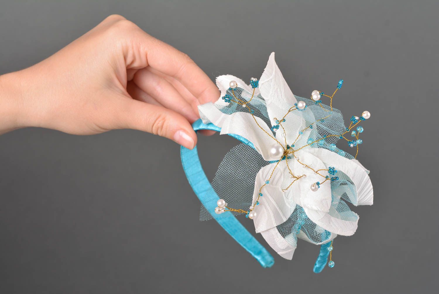 Serre-tête fleurs en foamiran et tissus fait main accessoire blanc bleu photo 2