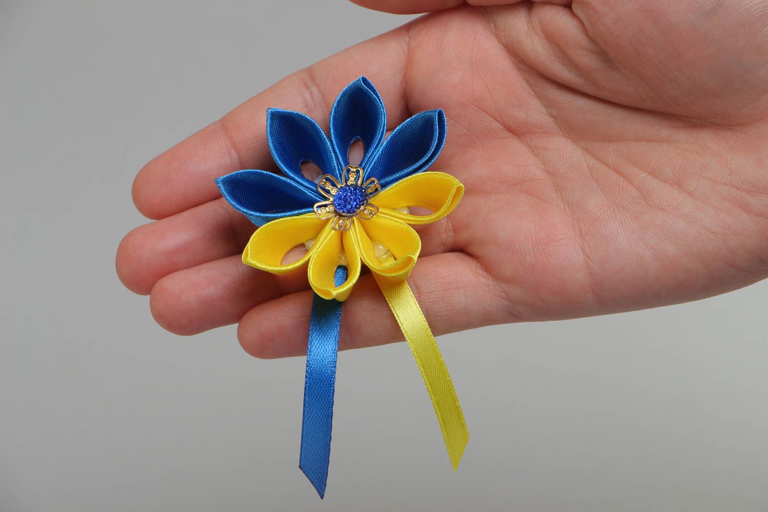 Брошь из атласных лент в виде желто-голубого цветка ручной работы красивая яркая фото 5