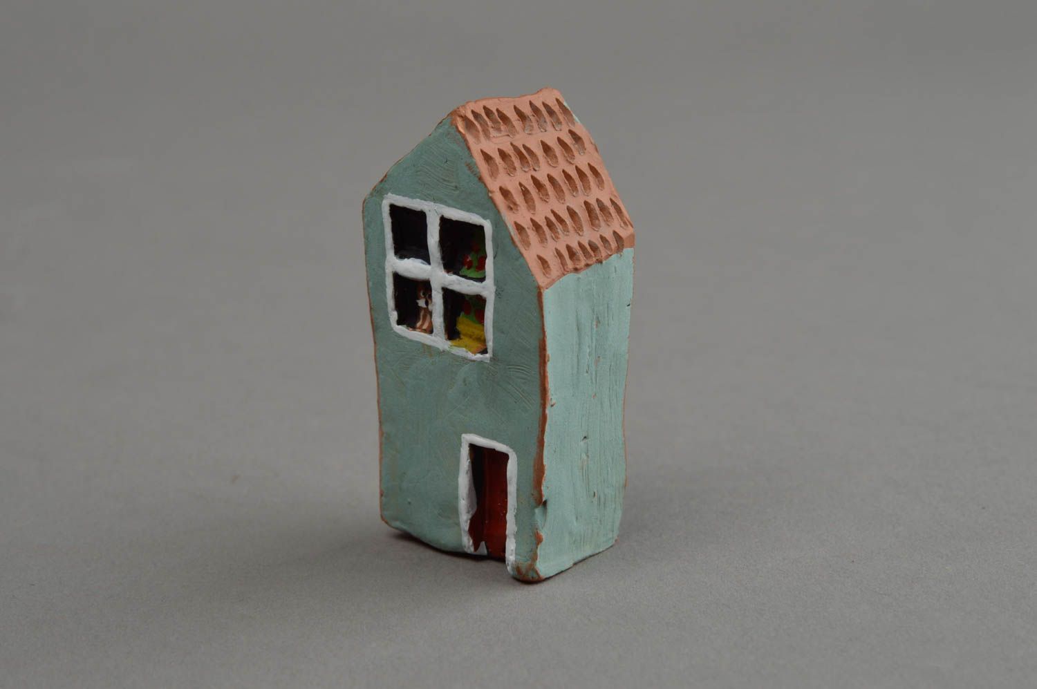 Bemalte handmade Deko Figur aus Ton in Form von kleinem Haus für Tisch foto 4