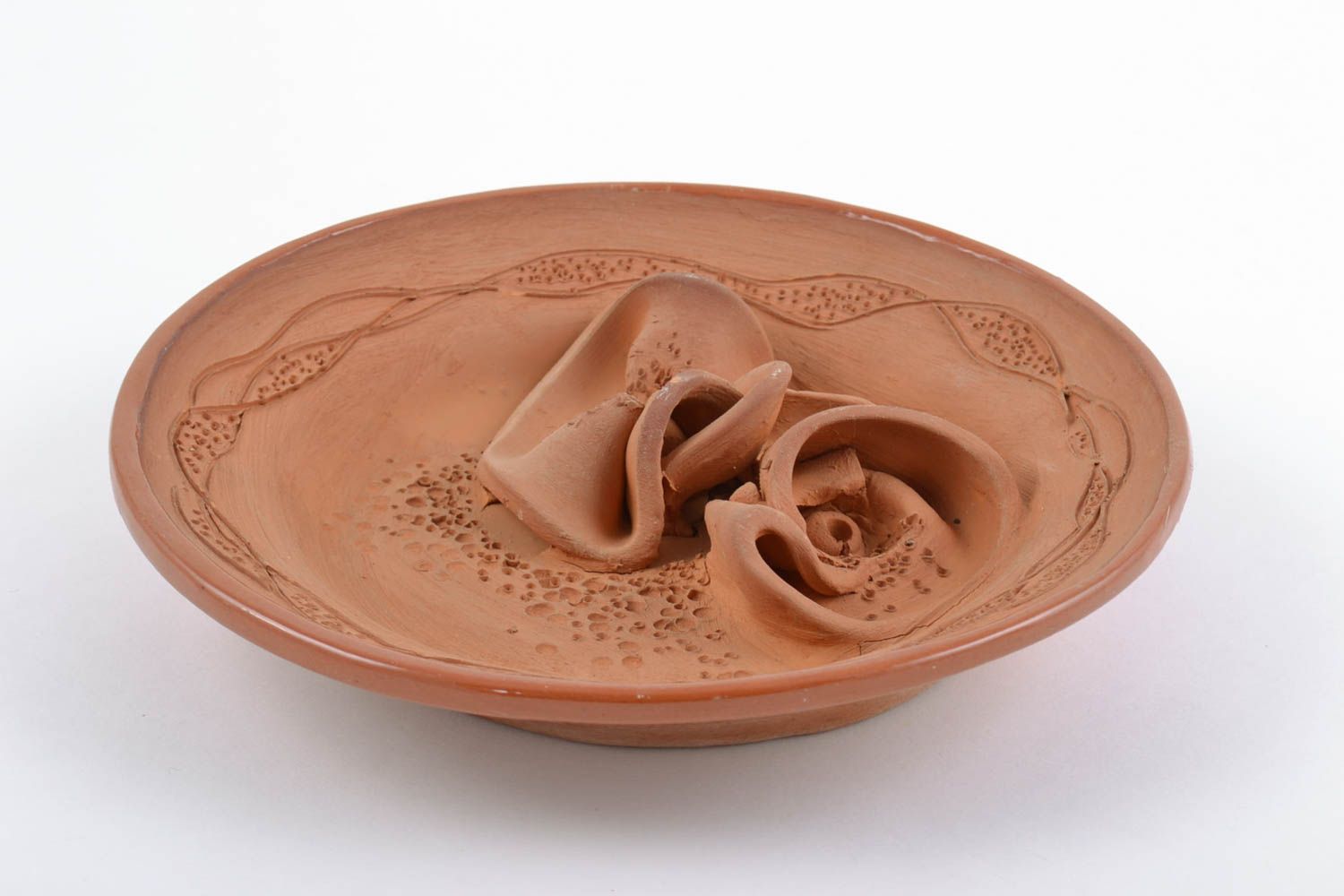 Bemalter brauner dekorativer Teller aus Ton mit Blumen im ethnischen Stil foto 4