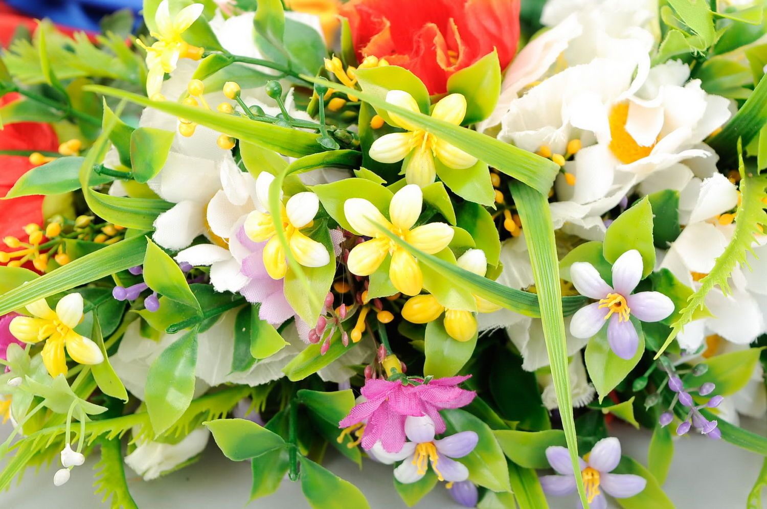 Coroa de flores com flores artificiais e fitas de cetim foto 4