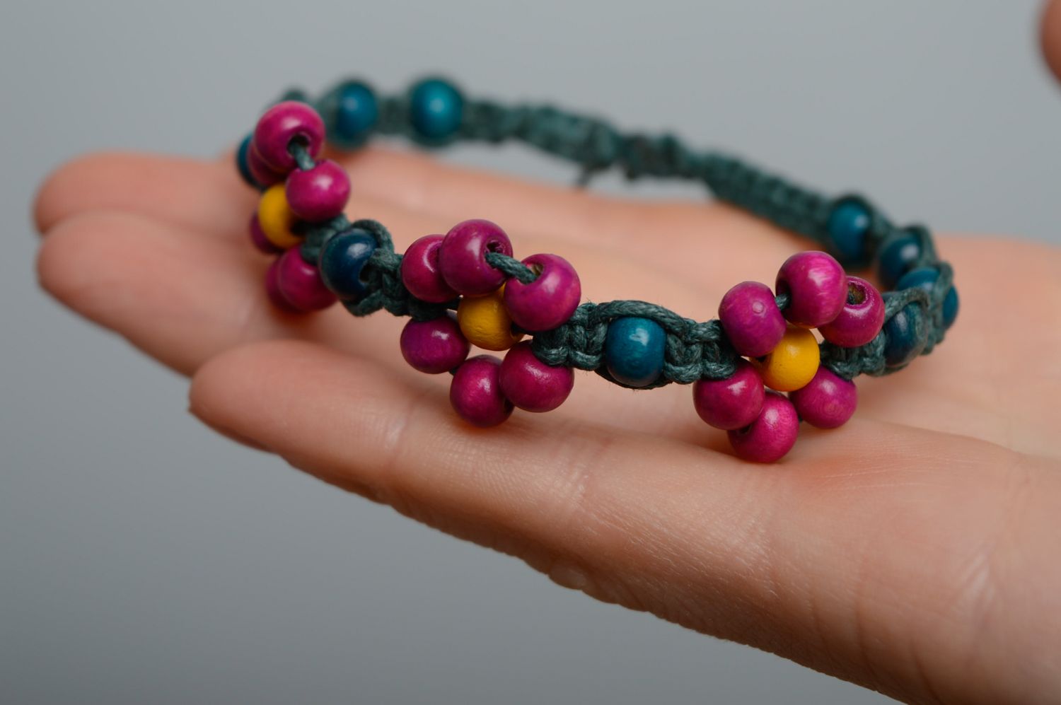 Bracelet en macramé tressé lacet ciré et perles multicolores en bois fait main photo 3