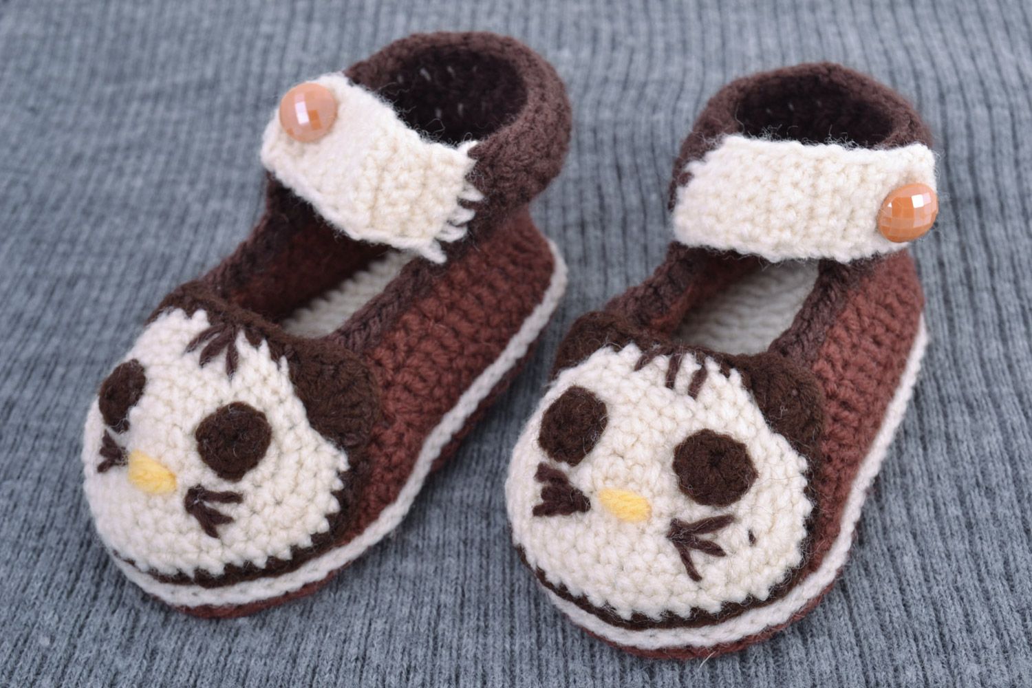Magnificent baby shoes crocheted of brown and white cotton and woolen threads   photo 1