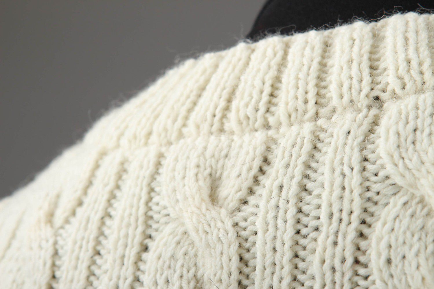 Bolero blanco tejido a crochet foto 3