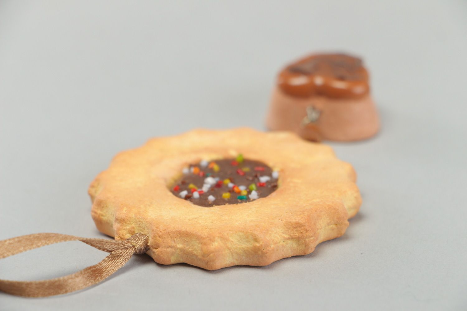 Petite décoration à suspendre en pâte polymère brune faite main en forme de gâteau photo 3