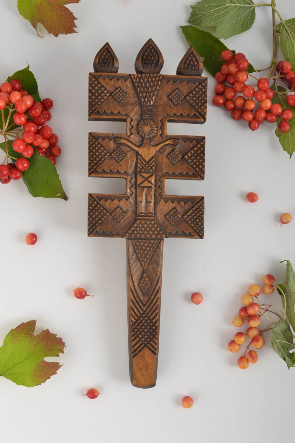 Croix bois Objet religieux fait main Déco murale sculptée originale design photo 1