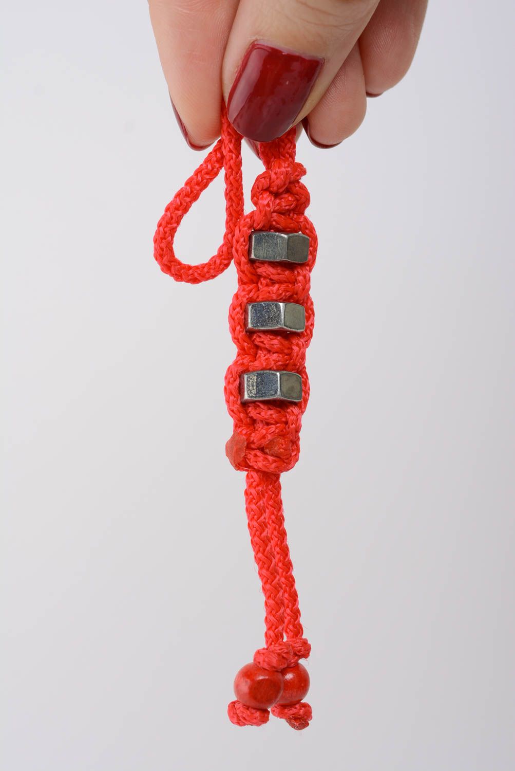 Geflochtener Schlüsselanhänger in Rot handmade schön grell mit Schraubenmuttern foto 2