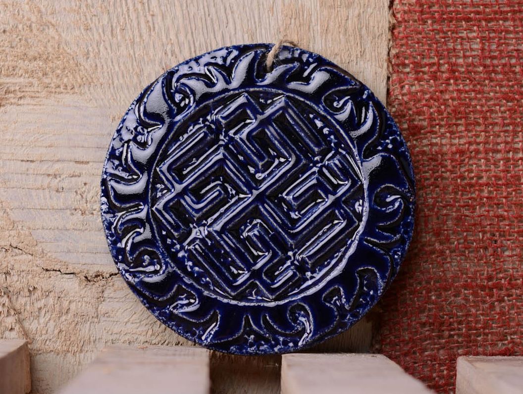 Pingente talismã artesanal de interior de cerâmica para a decoração da casa Svarozhich foto 1