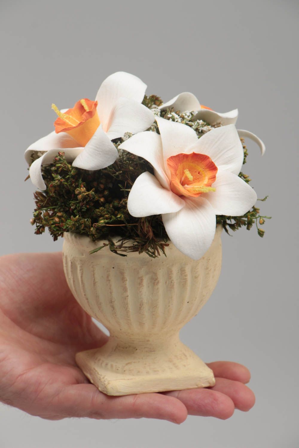 Amphore et fleurs artificielles narcisses blancs en pâte polymère faites main photo 5