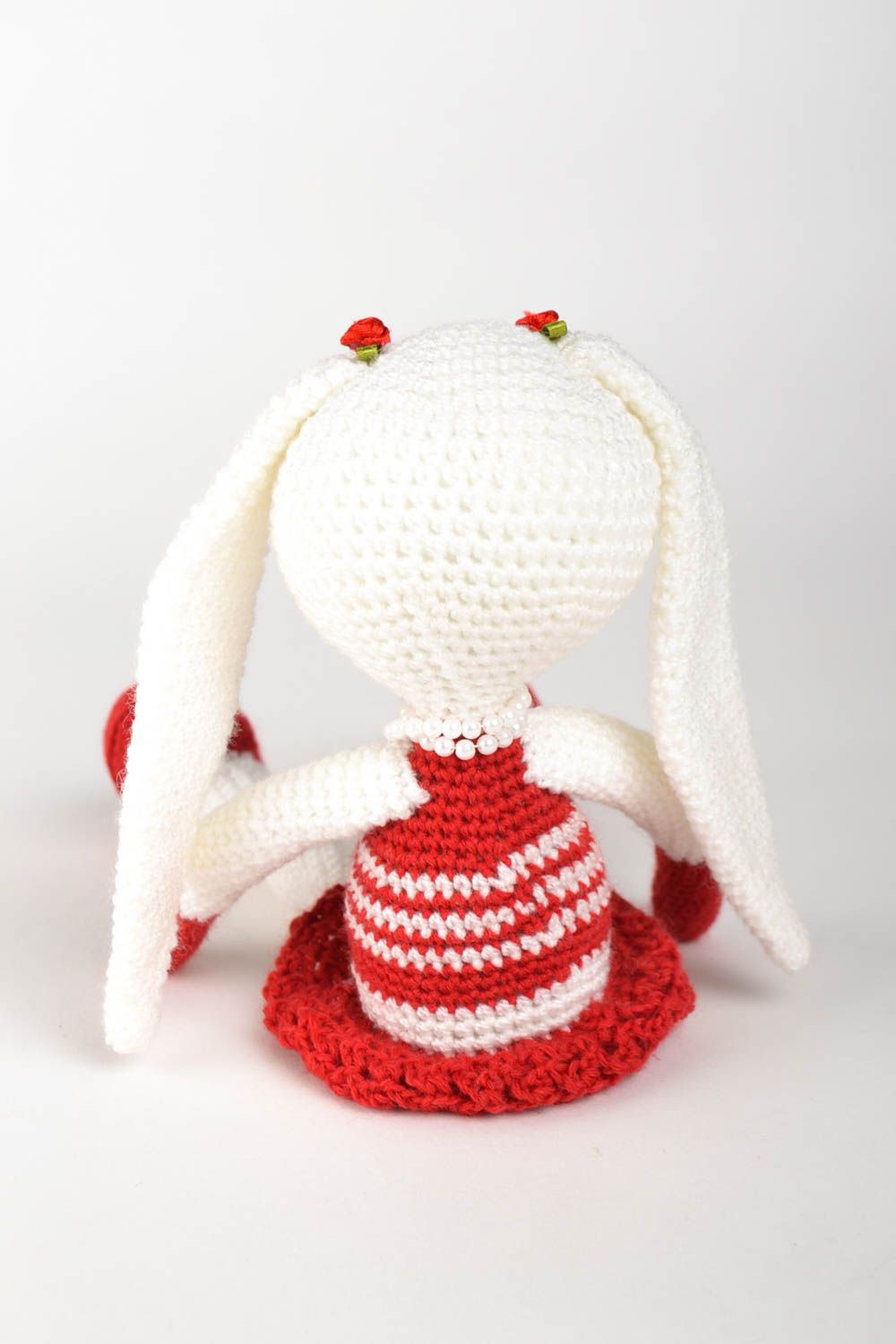 Peluche lapin blanc en robe rouge Jouet fait main tricoté Cadeau enfant photo 3