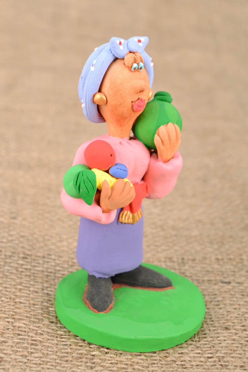 Figurine souvenir Femme cosaque avec fruits photo 1