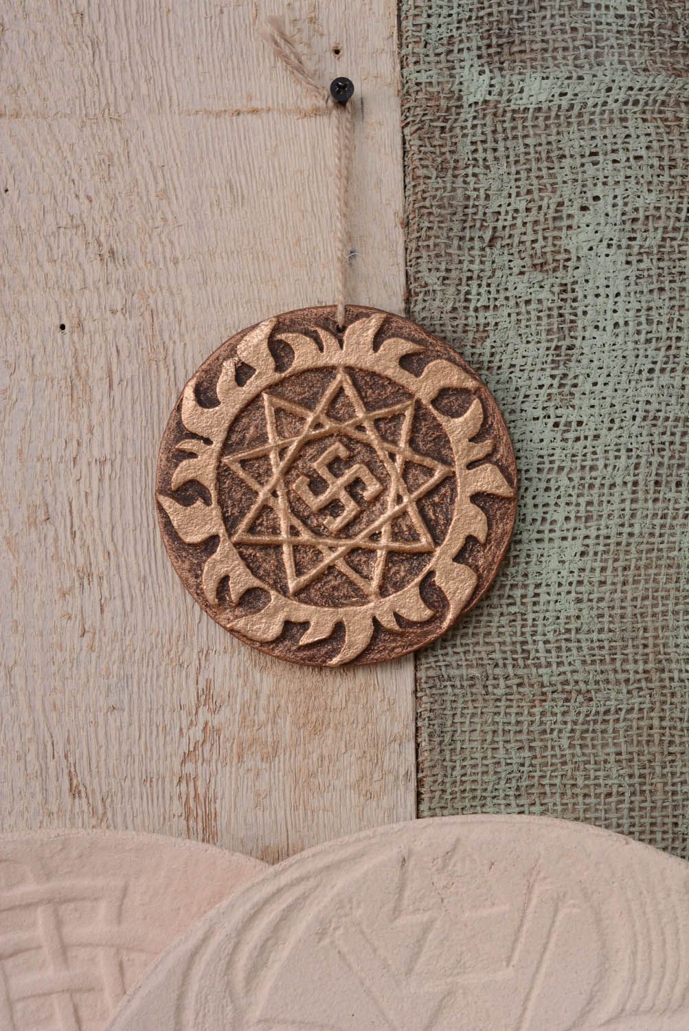 Pingente talismã artesanal de interior de cerâmica para a decoração da casa Oberezhnik foto 3