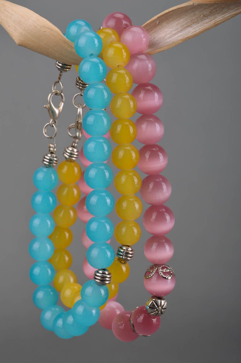 Ensemble de bracelets faits main 3 pièces bleu ciel rose et jaune perles néon photo 3