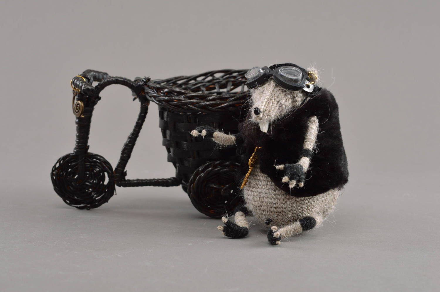 Мягкая вязаная игрушка скульптура крыса байкер на мотоцикле ручная работа фото 3